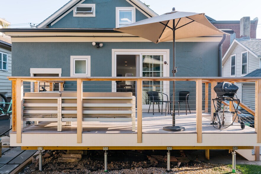 Spacious ipe deck - 80 Maple St