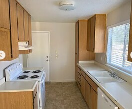 Building Photo - Private Backyard Enjoyment!