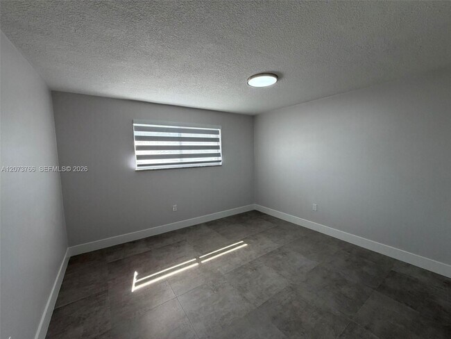 Building Photo - 1360 W 41st St