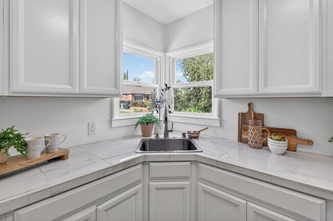 Building Photo - 2 bedroom | 1 bathroom | Single family in East Sac