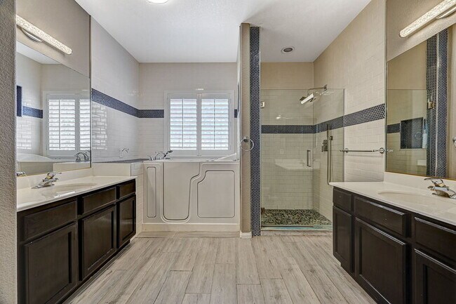 Building Photo - 10588 Isola Bella St