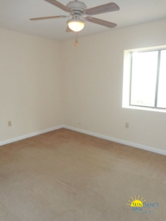 Building Photo - Large newly painted 2Bed/2.5 bath located ...