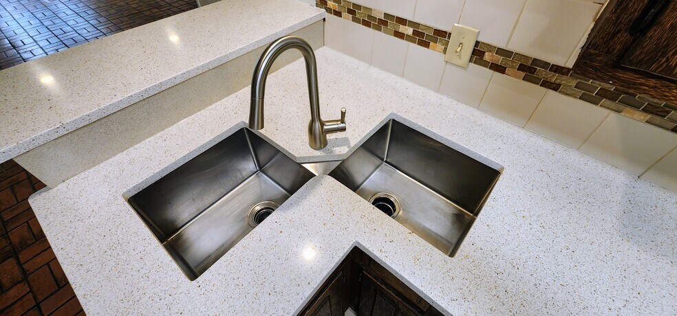 Building Photo - 7737 Village Trail Dr