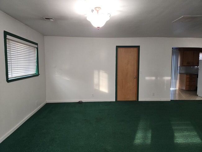 Building Photo - 3-bedroom 1 bath Single Level House