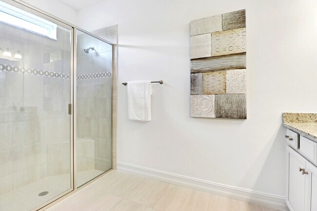 Main bathroom - 14578 Tropical Dr