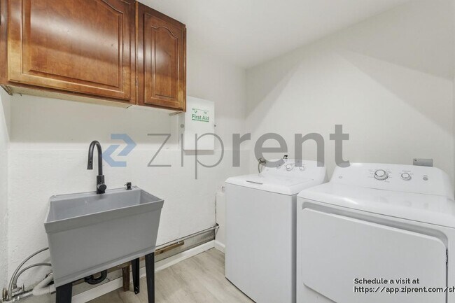 Building Photo - 1967 Solano Way