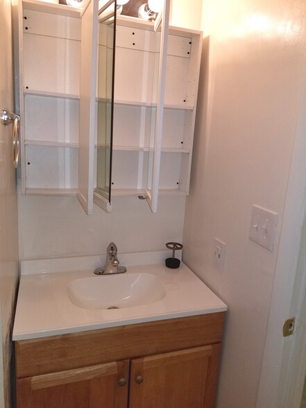 Bathroom - 2840 Colonial Ave SW