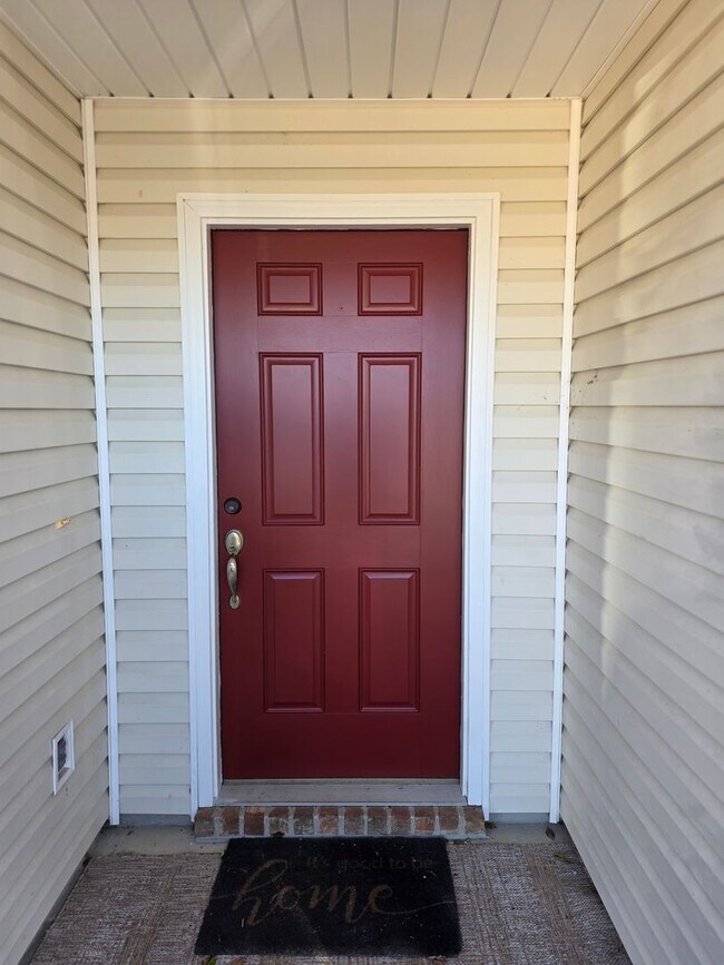 Building Photo - Three Bedroom, Two Bath