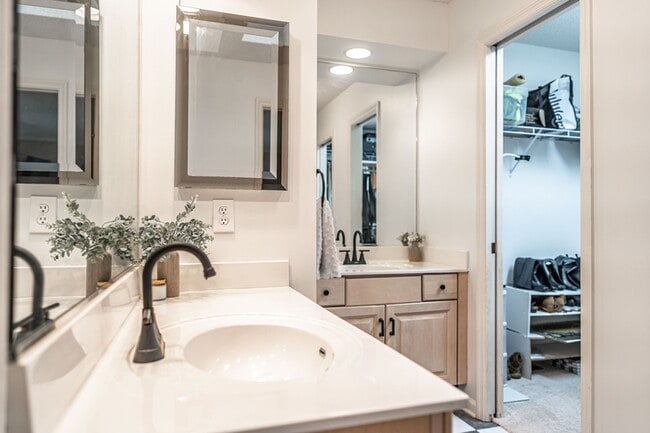 Building Photo - 11 Greenville Ln