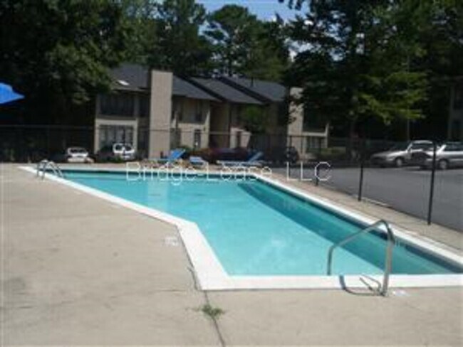 Building Photo - 9400 Roberts Dr