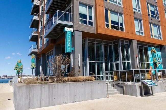 Building Photo - 498 Sumner St