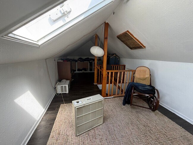 Building Photo - Charming 1,100 Sq Ft 2BR Home in South Park - Prime Seattle Location - Washer/Dryer in Unit!