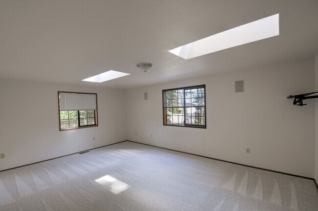 Building Photo - Rent 3 bed property for $2750 per month