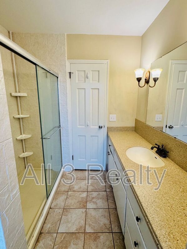 Building Photo - 2913 Sumter Ave