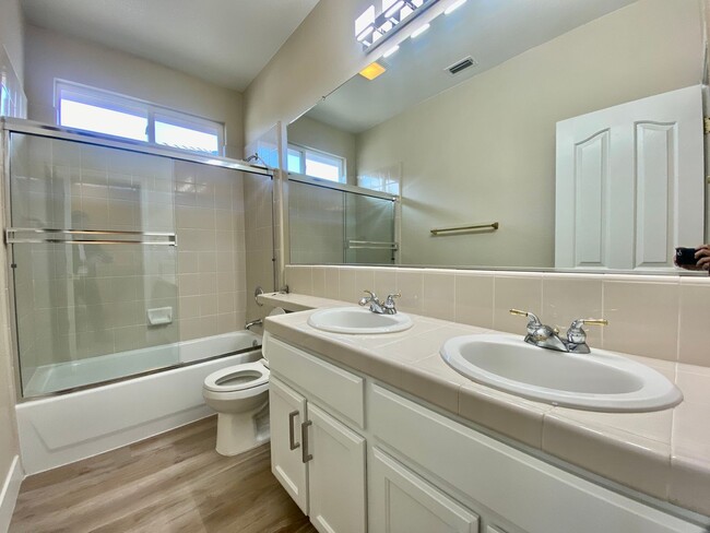 Building Photo - NEWLY RENOVATED, VERY CLEAN 5 BED, 3 BATH,...