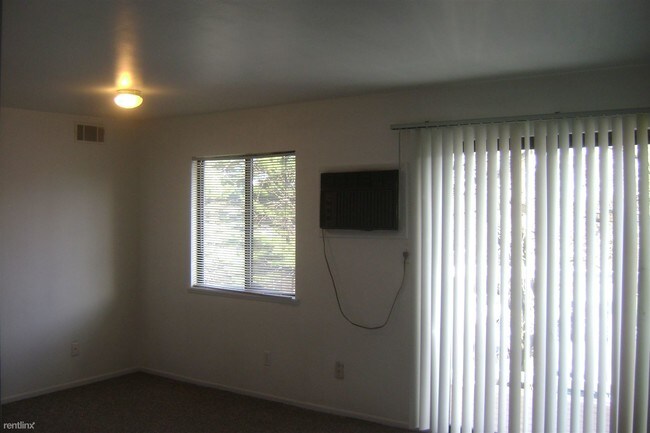 Building Photo - 1 br, 1 bath Apartment - Lake Wind Apartments