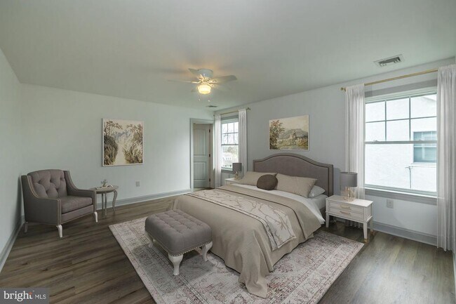 Building Photo - 411 James St