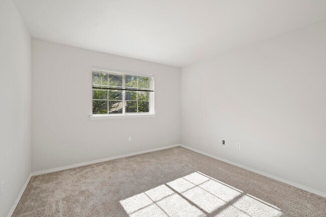 Building Photo - Water’s Edge Townhomes – Luxury Townhomes for Rent in Tacoma