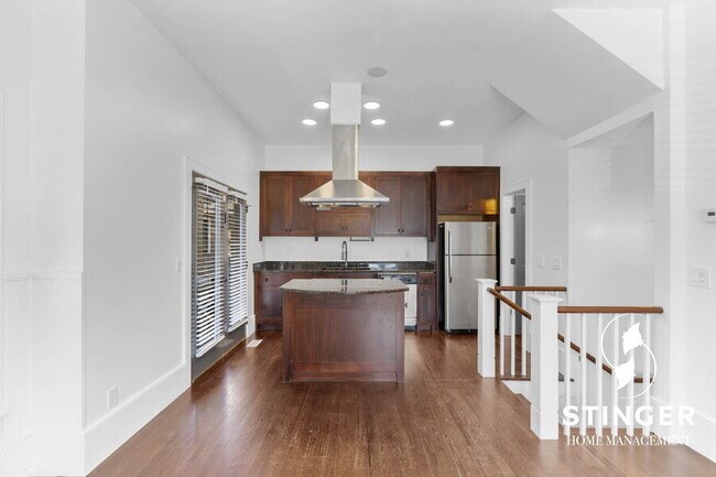 Building Photo - 1616 Paris Ave W