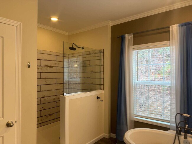 Building Photo - Immaculate Newer 3BR/2BA Brevard Home with Open Layout – Pet-Friendly