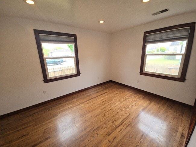 Building Photo - Beautifully designed 2BD/1BA home located near Henderson Center!