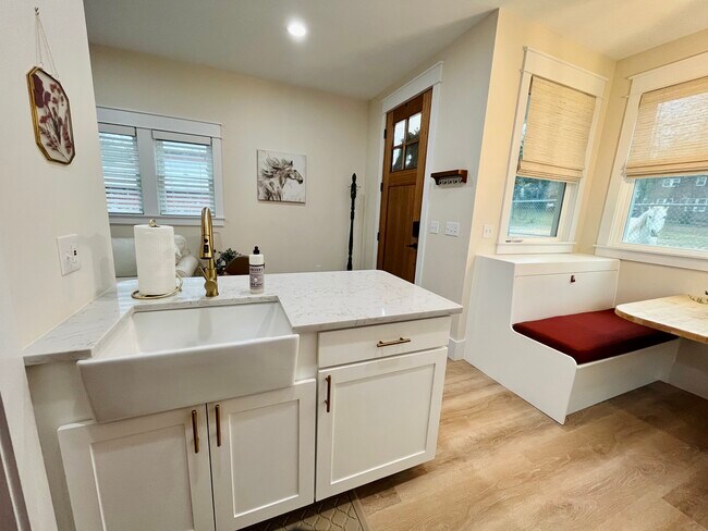 Quartz countertops, dishwasher in cabinet, farm sink - 853 W 8th St