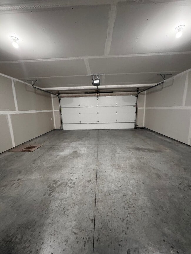 Building Photo - Beautiful 3 Bed Townhome