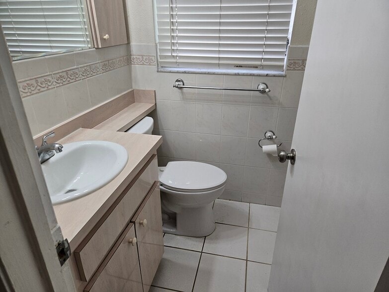 Bathroom - 803 N Gomez Ave