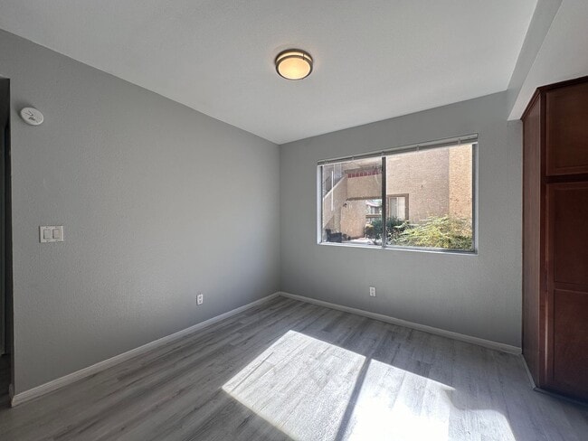 Building Photo - Updated 2 bed 2 bath Condo