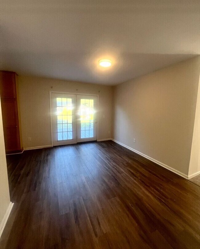 Building Photo - Brick one level home, Live Oak Tree, 3-4 bedrooms, fenced yard, deck.