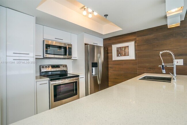 Building Photo - 7601 E Treasure Dr