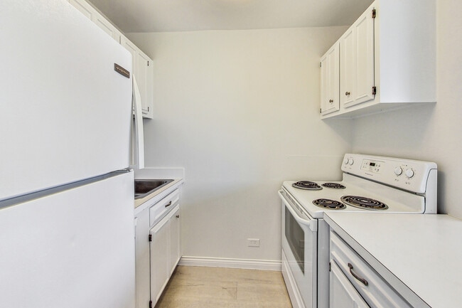 Building Photo - 4343 N Clarendon Ave