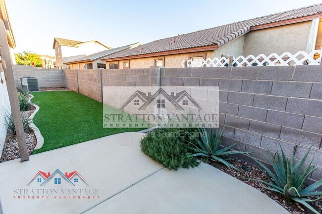 Building Photo - 1131 E Ferrara St