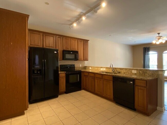 Building Photo - Lovely 2 bedroom townhome in very desirabl...