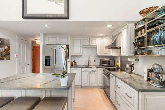 Primary Photo - Charming Studio Condo For Rent Downtown Po...