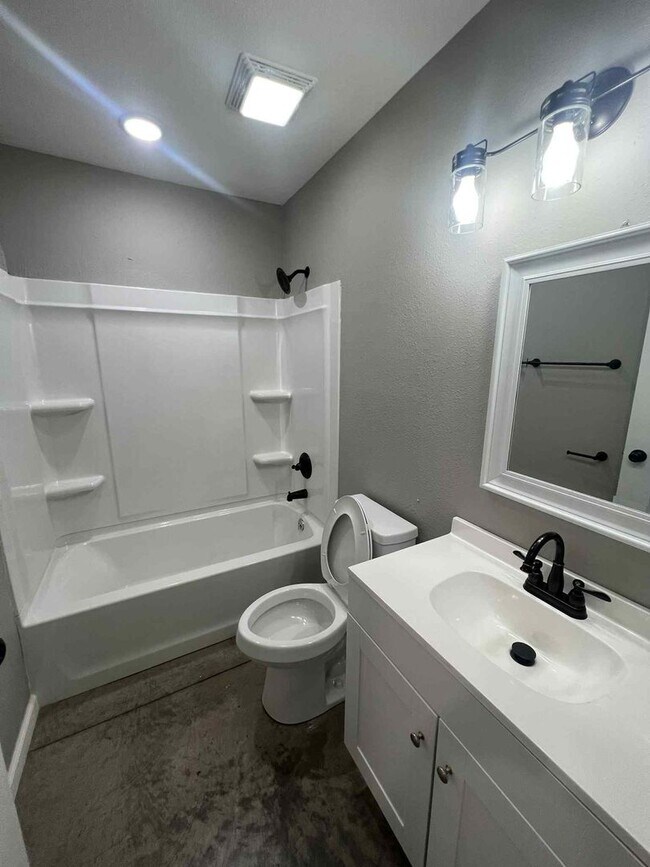 Building Photo - 206-208 N Wall Duplex