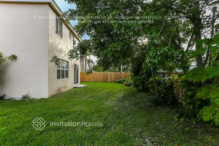 Building Photo - 10621 SW 14th Ct
