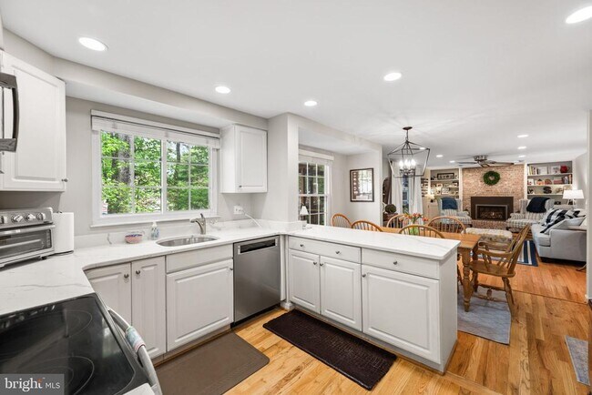 Building Photo - 10906 Carters Oak Way