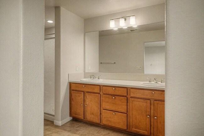Building Photo - 15137 Breckinridge Ave