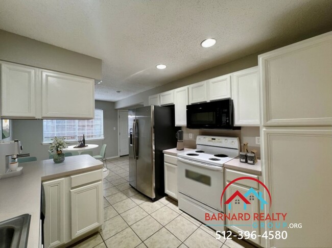 Building Photo - Available now! 3 Bed 2.5 Bath Duplex