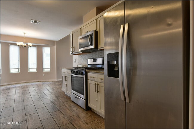 Building Photo - 621 Cedarwood Ave