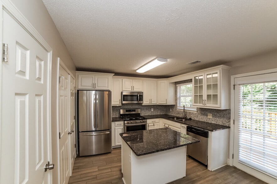 Building Photo - 2980 Highland Hill Pkwy