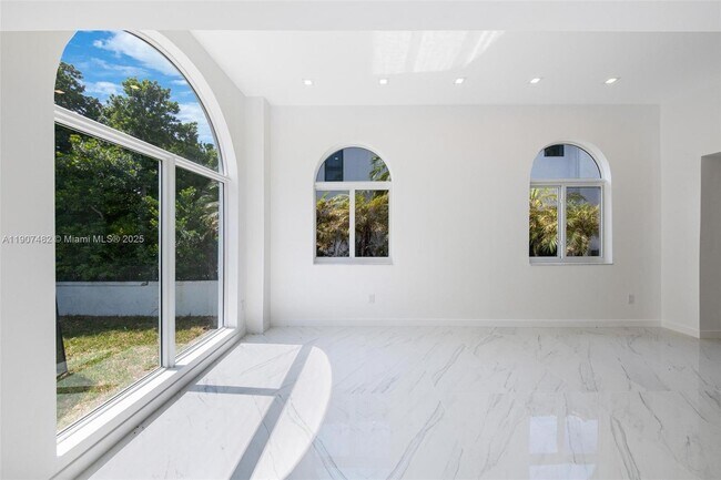 Building Photo - 242 Palm Ave