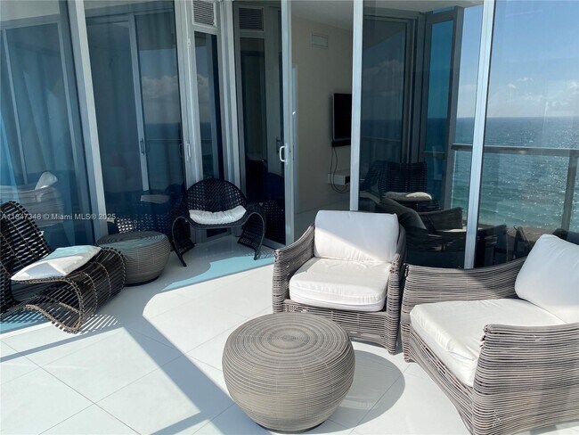Building Photo - 17121 Collins Ave