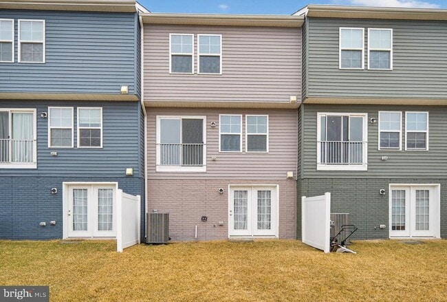 Building Photo - 18 Needle Ct