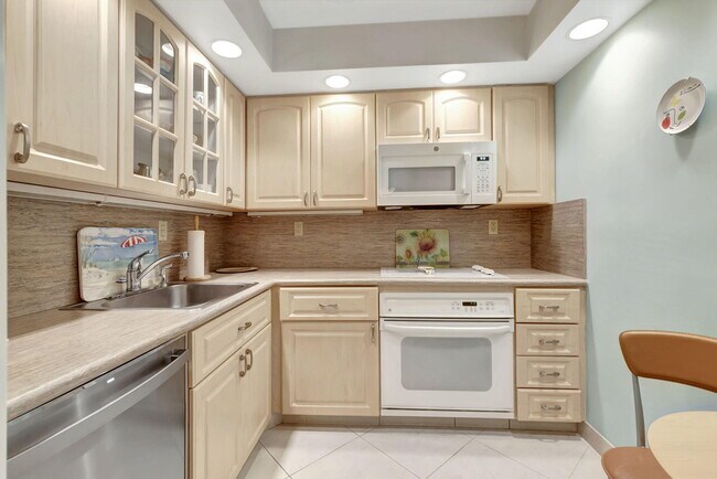 Building Photo - 3215 S Ocean Blvd