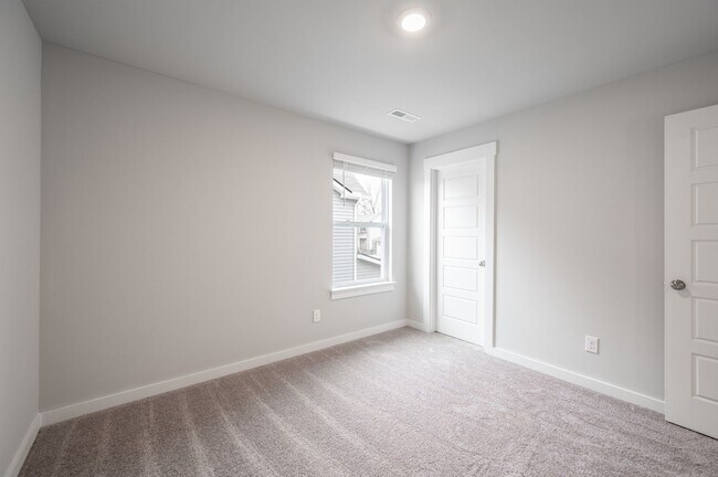Building Photo - **BE THE LUCKY ONE TO LIVE IN THIS BEAUTIFUL HOME IN THE DESIRABLE SAWGRASS NEIGHBORHOOD IN SPRIN...