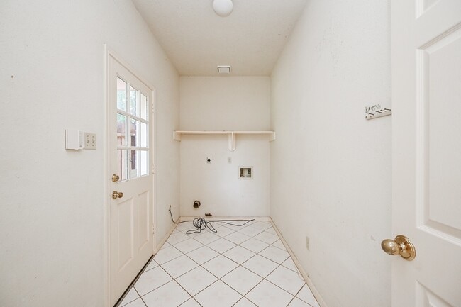 Building Photo - 9731 New Kent Dr