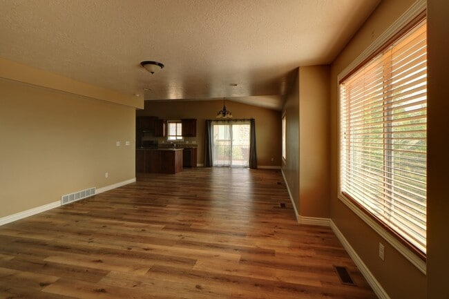 Building Photo - Traverse Mountain Pet Friendly Home.