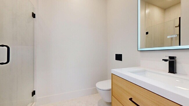 Building Photo - Modern, Convenient, Bright, Renovated 3BR/1BA Top Floor Flat with Dishwasher & In Unit Laundry